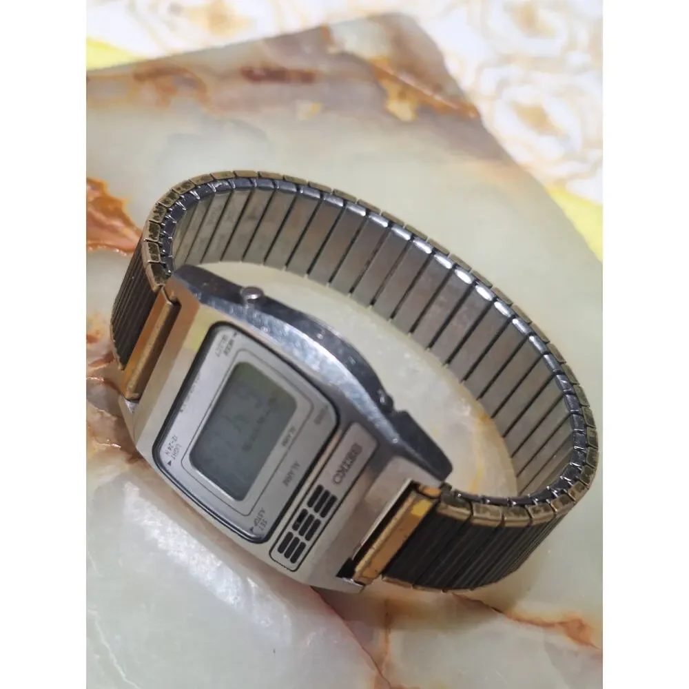 Vintage Seiko A638-5009 LCD Digital Alarm Watch Japan 1980s Quartz 33mm